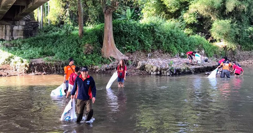 AtmaGo Users participate in clean-up of the Garang River in Semarang, Indonesia.